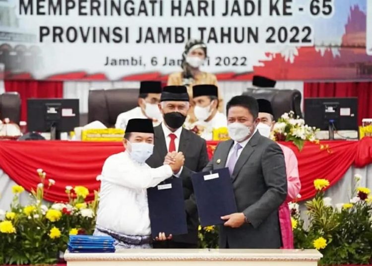 Gubernur Sumsel, Herman Deru dan Gubernur Jambi Al Haris, usai menandatangani MoU di Ruang Rapat Paripurna DPRD Jambi, Kamis (6/1/2022). (fornews.co/humas pemprov sumsel)