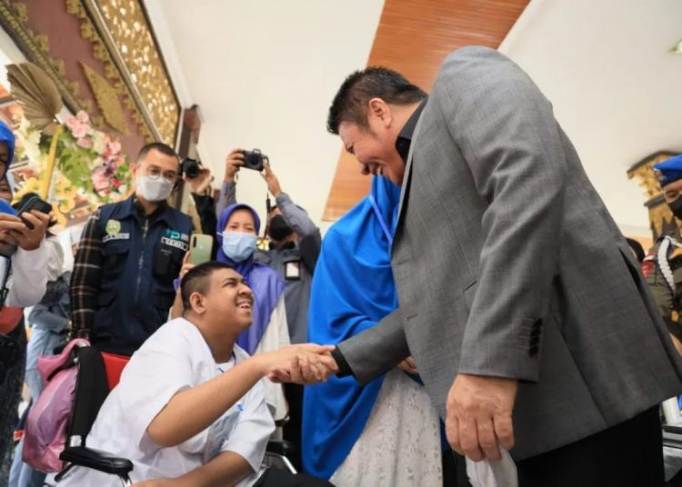 Gubernur Sumsel, Herman Deru saat berdialog dengan anak berkebutuhan khusus di Taman Purbakala Sriwijaya Palembang, Sabtu, (15/01/2022).(fornews.co/humas pemprov sumsel)