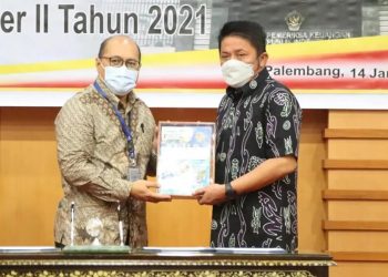 Gubernur Sumsel, Herman Deru, saat menerima LHP Kinerja dari BPK RI Perwakilan Sumsel atas belanja daerah tahun 2021 pada Pemprov Sumsel, di Kantor BPK Perwakilan Sumsel, Jum’at (14/1/2022). (fornews.co/humas pemprov sumsel)