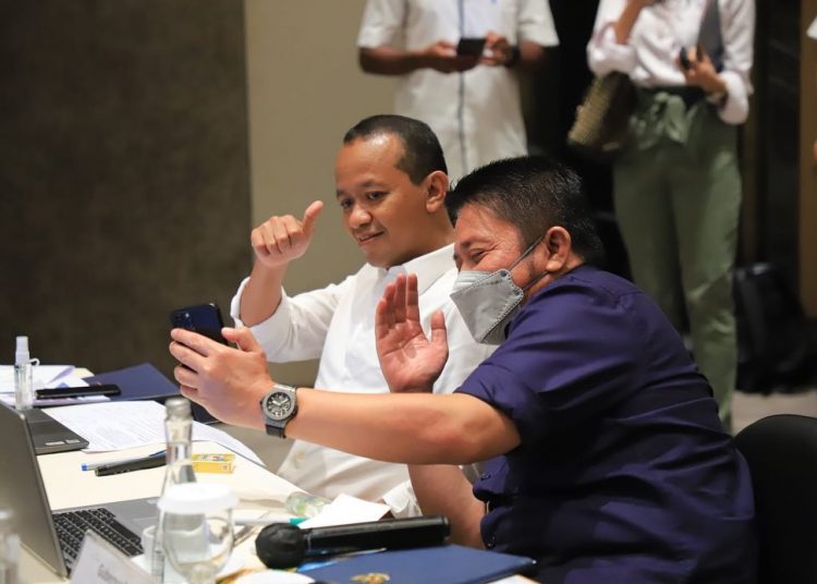 Menteri Investasi/ Ka BKPM, Bahlil Lahadalia dan  Gubernur Sumsel, Herman Deru, saat Rapat Koordinasi bersama Direktur Utama PT Bukit Asam, di Hotel Santika Premiere Senin (10/1/2022). (fornews.co/humas pemprov sumsel)