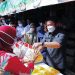 Gubernur Sumsel Herman Deru, berdialog dan membeli minyak goreng dari pedagang di Pasar Alang-Alang Lebar, Rabu (12/1/2022) pagi. (fornews.co/humas pemprov sumsel)