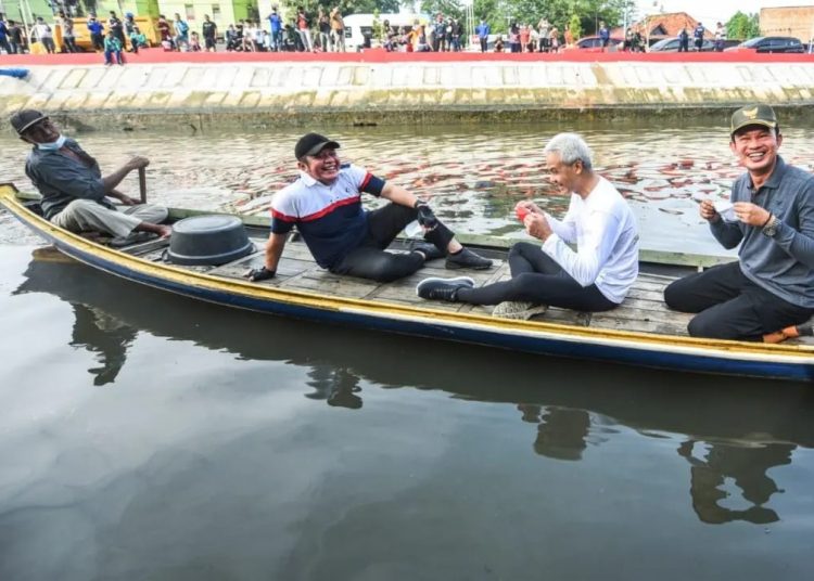 Gubernur Sumsel, Herman Deru, Gubernur Jateng, Ganjar Pranowo dan Wali Kota Palembang Harnojoyo, saat berparu di Sungai Sekanak Lambidaro, Minggu (23/1/2022). (fornews.co/ist)