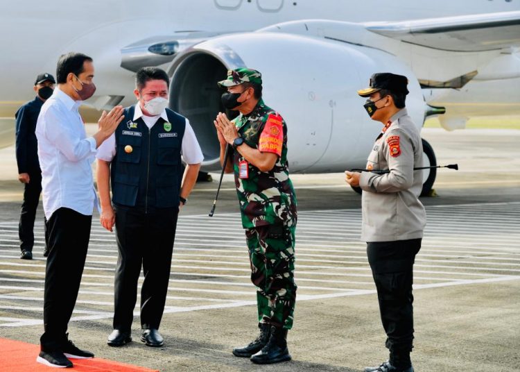 Presiden Jokowi saat tiba di Bandara SMB II Palembang, disambut Gubernur Sumsel Herman Deru, Kapolda Sumsel dan Pangdam II Sriwijaya, yang akan menuju groundbreaking proyek hilirisasi batu bara menjadi DME, di Muara Enim, Sumsel, Senin (24/01/2022). (fornews.co/ist)