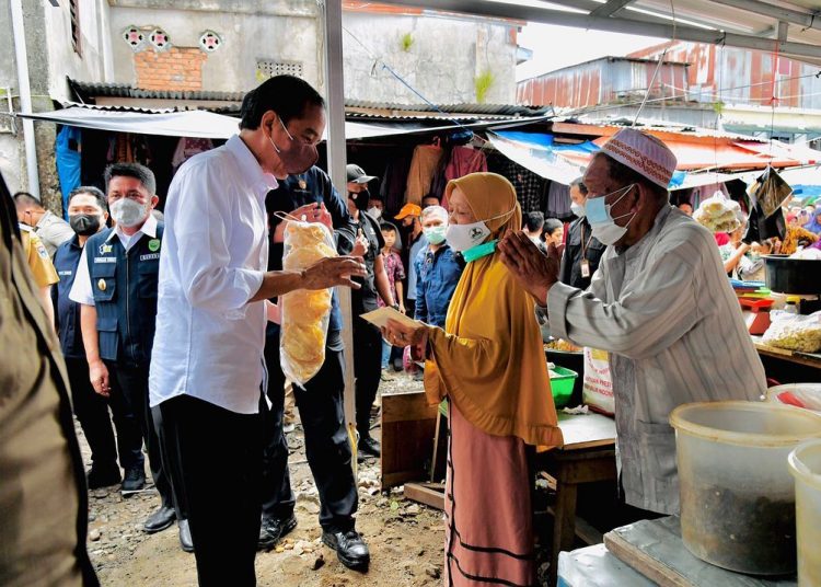 Presiden Jokowi saat membeli dagangan dari pedagang di Pasar Dempo Permai, Pagaralam, Senin (24/1/2022). (fornews.co/humas pemprov sumsel)