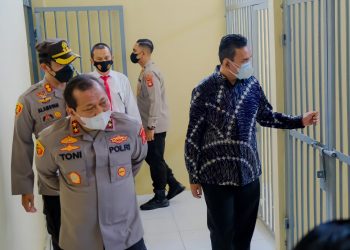 Kapolda Sumsel Irjen Pol Toni Harmanto, bersama Plt Bupati Muba Beni Hernedi dan Kapolres Muba AKBP Alamsyah Pelupessy saat melihat ruang sel tahanan baru di halaman Mapolres Muba, Kamis (13/1/2022). (fornews.co/humas pemkab muba)