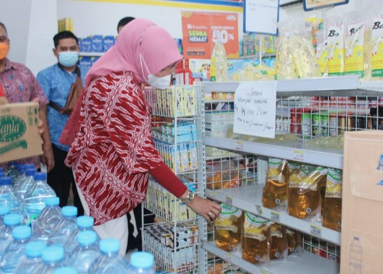 Tim dari Disdagperin Muba saat memantau minyak goreng di salah satu toko ritel di Kota Sekayu, Kamis (20/1/2022). (fornews.co/humas pemkab muba)