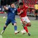 Pemain Timnas Indonesia, Ramai Rumakiek dihadang pemain Thailand, pada final leg kedua AFF Suzuki Cup 2020 di National Stadium, Minggu (1/1/2022). (fornews.co/pssi.org)