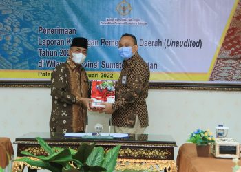 Sekda Muba, Apriyadi saat menyerahkan LKPD Pemkab Muba Un Auditied Tahun Anggaran 2021 ke Plt Kepala BPK Perwakilan Sumsel, Jumat (7/1/2022). (fornews.co/humas pemkab muba)