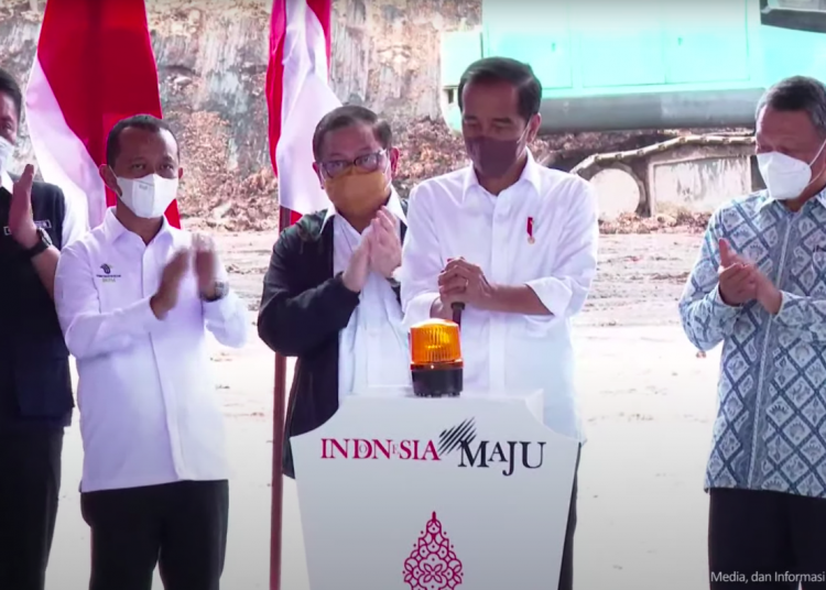 Presiden Jokowi melakukan groundbreaking proyek hilirisasi batu bara menjadi DME, di Muara Enim, Sumsel, Senin (24/01/2022). (fornews.co/Tangkapan Layar)