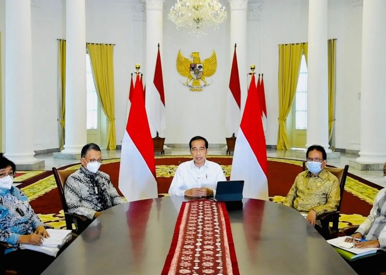 Presiden Jokowi didampingi sejumlah menteri saat memberikan keterangan pers, Kamis (06/01/2021), di Istana Kepresidenan Bogor. (fornews.co/Foto: BPMI Setpres)