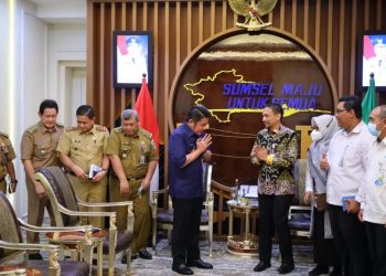 Gubernur Sumsel, Herman Deru saat menerima Deputi Direktur Wilayah BPJS Ketenagakerjaan Kantor Wilayah Sumbagsel, Eko Purnomo di Ruang Tamu Gubernur, Senin (31/1/2022). (fornews.co/humas pemprov sumsel)