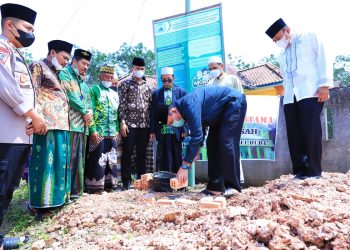 Plt Bupati Muba, Beni Hernedi saat meletakan batu pertama pembangunan madrasah Pondok Pesantren Yanabi'ul Huda di Desa Karya Maju, Kecamatan Keluang, Sabtu (12/2/2022). (fornews.co/humas pemkab muba)