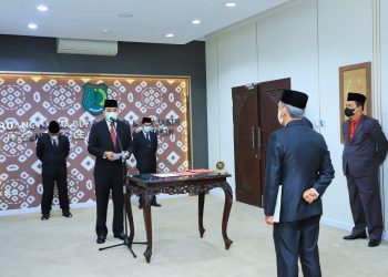 Plt Bupati Muba, Beni Hernedi pada acara pelantikan dan mengambil sumpah dan janji pejabat di lingkungan Pemkab Muba, di Ruang Kerja Bupati Muba, Senin (21/2/2022). (fornews.co/humas pemkab muba)
