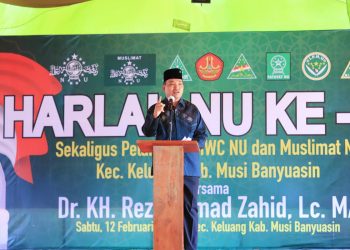Plt Bupati Muba, Beni Hernedi saat berbicara pada cara Pengajian Akbar Peringatan Hari Lahir NU ke-99 dan pelantikan MWC NU dan Muslimat NU Kecamatan Keluang, Sabtu (12/2/2022). (fornews.co/humas pemkab muba)