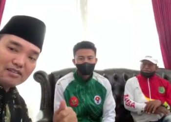 Plt Bupati Muba, Beni Hernedi, saat menerima Fikri Firdaus dan sang ayah yang juga pelatihnya di Rumah Dinas Bupati, Kamis (17/2/2022).(fornews.co/ist)
