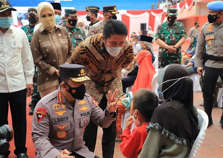 Kapolri Jenderal Listyo Sigit Prabowo, bersama Gubernur Sumsel, Herman Deru, saat berbicara dengan peserta vaksin pada percepatan program vaksinasi serentak di GOR Perahu Kajang, Kayu Agung, OKI, Kamis (24/2/2022) siang. (fornews.co/humas pemprov sumsel)
