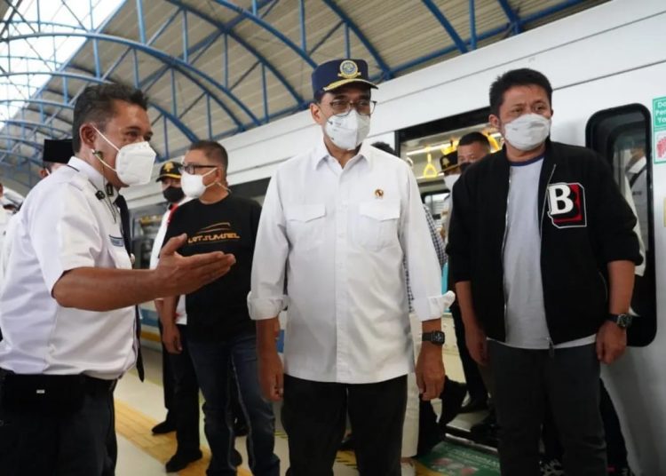 Menteri Perhubungan, Budi Karya Sumadi, usai menaiki LRT pada launching GNKAU, di Palembang Icon, Minggu (27/2/2022). (fornews.co/humas pemprov sumsel)
