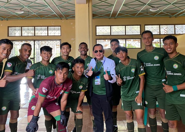 Tim PS Palembang bersama Wakil Presiden Klub PS Palembang, usai babak pertama kontra PS Tanbu Putra di Stadion Kebon Dalem, Kendal, Kamis (17/2/2022). (fornews.co/ist)