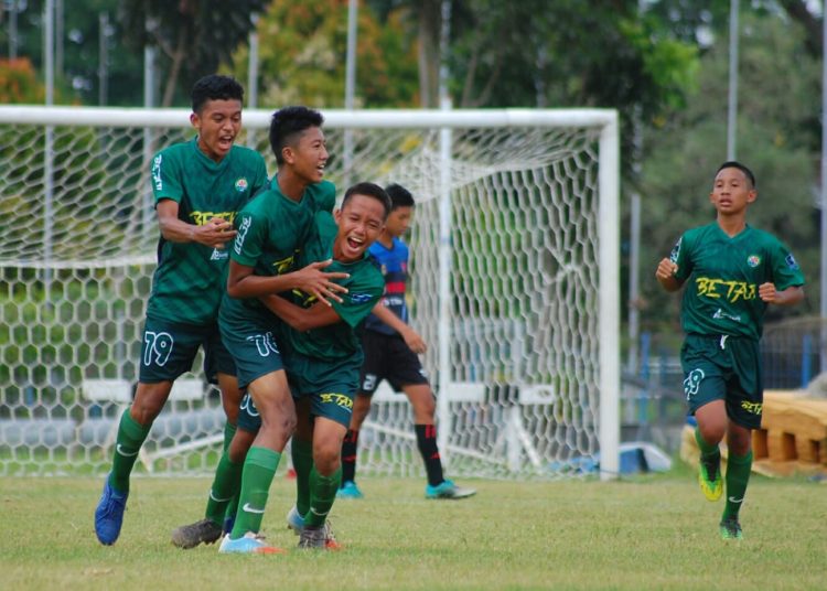 Pemain Soeratin PS Palembang U-15 melakukan selebrasi usai Fahri Muzaki mencetak gol pertama ke gawang Farmel Hatta, pada laga kedua Grup C di Lapangan Atletik Luar Jakabaring Sport City (JSC), Jumat (11/2/2022). (fornews.co/ist)