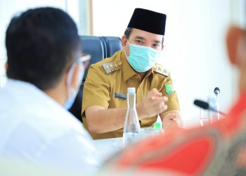Plt Bupati Muba, Beni Hernedi SIP, saat menerima jajaran Koperasi Unicon Muba Indonesia, di Ruang Rapat Bupati, Selasa (8/2/2022). (fornews.co/humas pemkab muba)