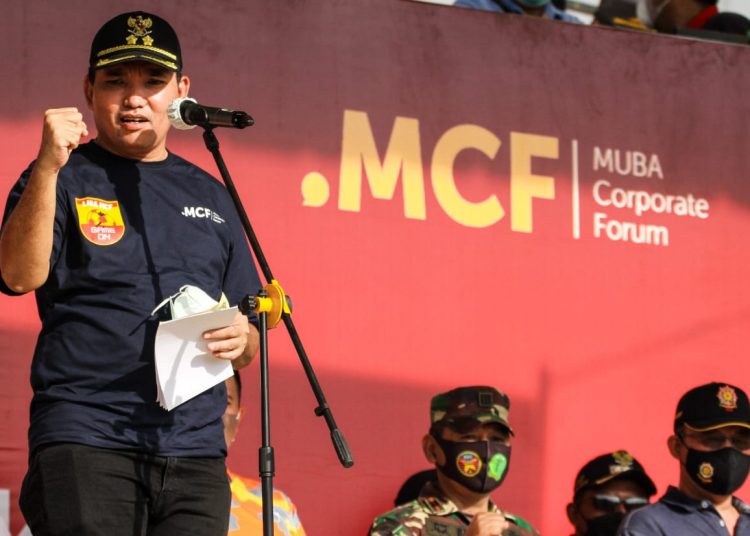 Plt Bupati Muba, Beni Hernedi saat berbicara pada pembukaan pertandingan Grup A Liga MCF U-20 di Lapangan Sepak Bola Desa Bukit Jaya (C3) Kecamatan Sungai Lilin, Senin (7/2/2022). (fornews.co/humas pemkab muba)