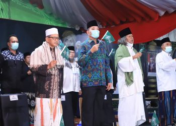 Plt Bupati Muba, Beni Hernedi saat menghadiri Pengajian Akbar Peringatan Lahir NU ke-99 Hijriah dan HUT Desa Sido Mulyo ke-11, di Lapangan Kantor Desa Sido Mulyo (A5) Kecamatan Tungkal Jaya, Rabu (09/2/2022). (fornews.co/humas pemkab muba)