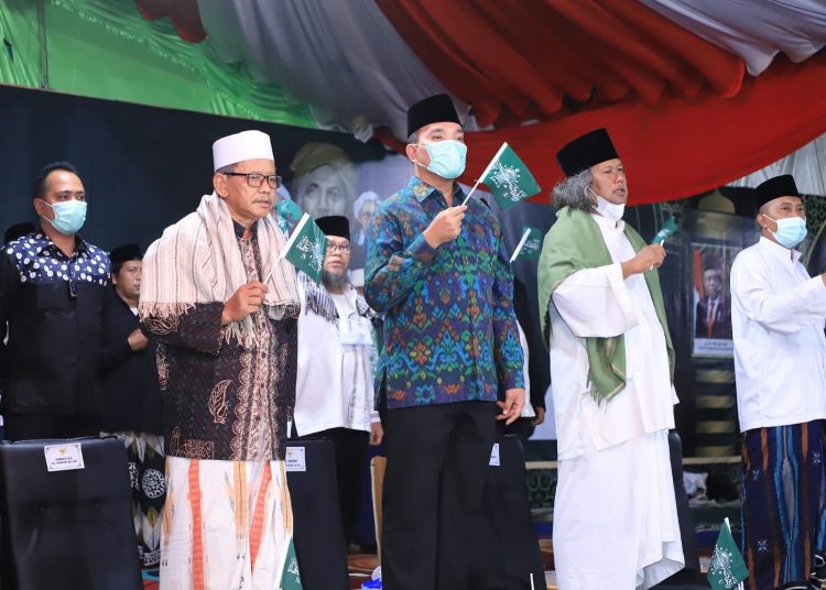 Plt Bupati Muba, Beni Hernedi saat menghadiri Pengajian Akbar Peringatan Lahir NU ke-99 Hijriah dan HUT Desa Sido Mulyo ke-11, di Lapangan Kantor Desa Sido Mulyo (A5) Kecamatan Tungkal Jaya, Rabu (09/2/2022). (fornews.co/humas pemkab muba)