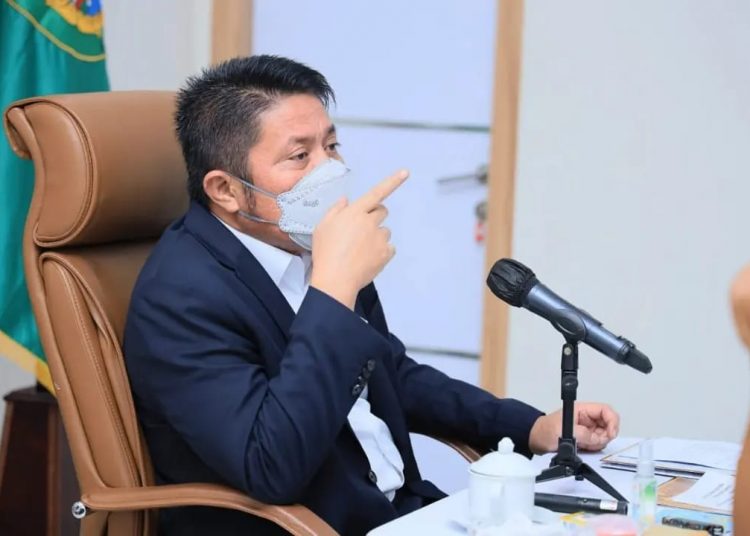 Gubernur Sumsel, Herman Deru saat mengikuti rapat pembahasan perkembangan COVID-19 dan evaluasi PPKM di luar Jawa-Bali melalui virtual dari Command Centre Kantor Gubernur Sumsel, Minggu (13/2/2022). (fornews.co/humas pemprov sumsel)