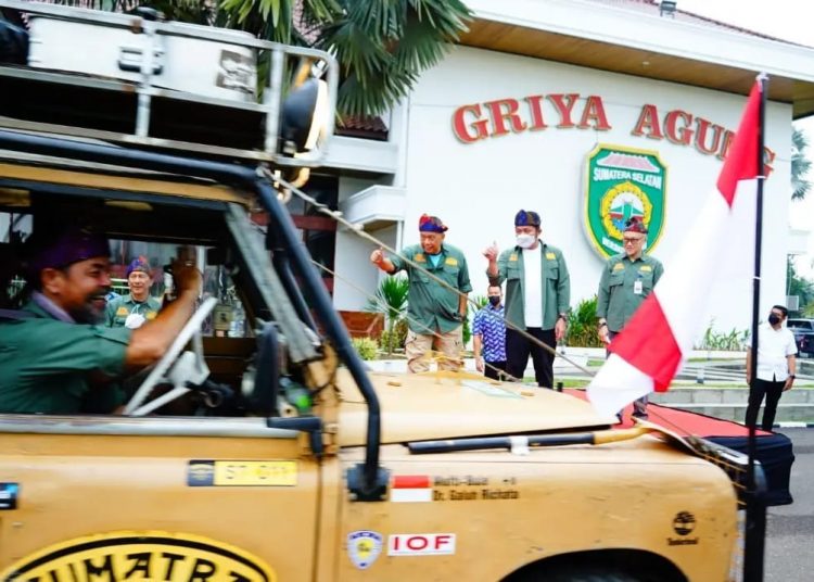 Gubernur Sumsel, Herman Deru saat melepas puluhan peserta Camel Trophy Sumatra Tribute 2022 yang digagas LRCI, di Griya Agung, Jumat (4/2/2022). (fornews.co/humas pemprov sumsel)