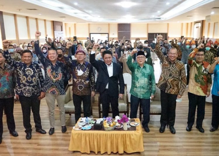 Gubernur Sumsel, Herman Deru saat menghadiri pelantikan dan Rapat Kerja Kepengurusan Organisasi Pemuda-Pemudi Jeme Kite Besemah Periode 2022/2023, di Ruang Mahameru Hotel Swarna Dwipa, Minggu (13/02/2022). (fornews.co/humas pemprov sumsel)