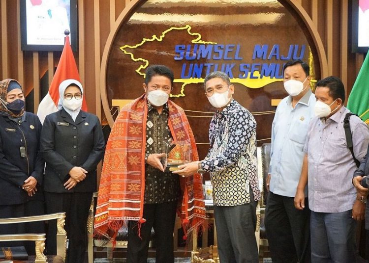 Gubernur Sumsel, Herman Deru saat menerima Komisi C DPRD Sumut di ruang audiensi kantor Gubernur, Kamis (17/2/2022). (fornews.co/humas pemprov sumsel)

 

 