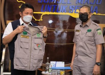 Gubernur Sumsel, Herman Deru, saat menerima audiensi Pengurus RAPI Daerah 06 Sumsel, di ruang kerjanya, Rabu (09/02/2022). (fornews.co/humas pemprov sumsel)

 