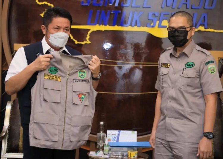 Gubernur Sumsel, Herman Deru, saat menerima audiensi Pengurus RAPI Daerah 06 Sumsel, di ruang kerjanya, Rabu (09/02/2022). (fornews.co/humas pemprov sumsel)