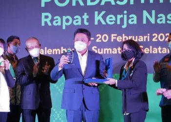 Gubernur Sumsel, Herman Deru menerima plakat saat menghadiri Rakernas Hybrid Pordasi, di Hotel Santika Premier Bandara, Sabtu (19/2/2022). (fornews.co/humas pemprov sumsel)