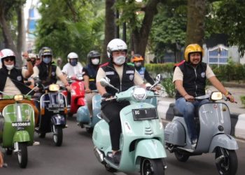 Gubernur Sumsel, Herman Deru bersama Komunitas Vespa Sumsel saat keliling sejumlah rute di Kota Palembang, Minggu (6/2/2022). (fornews.co/humas pemprov sumsel)
