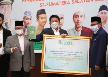 Gubernur Sumsel, Herman Deru saat menerima penghargaan sebagai Tokoh Nasional Peduli Dakwah Islam Rahmatan Lil'Alamin dari Sekjen PP IKADI, KH. Kharian M. Arif, Sabtu (26/2/2022). (fornews.co/humas pemprov sumsel)