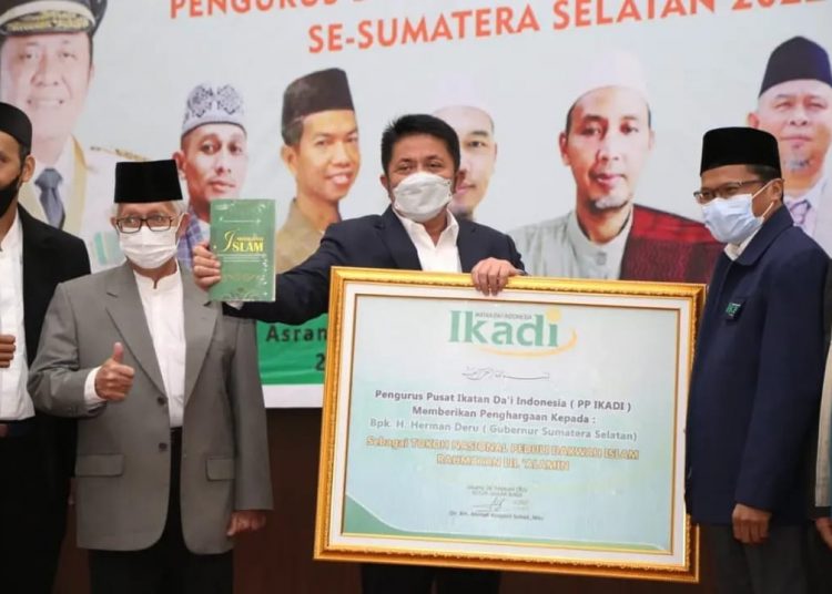 Gubernur Sumsel, Herman Deru saat menerima penghargaan sebagai Tokoh Nasional Peduli Dakwah Islam Rahmatan Lil'Alamin dari Sekjen PP IKADI, KH. Kharian M. Arif, Sabtu (26/2/2022). (fornews.co/humas pemprov sumsel)