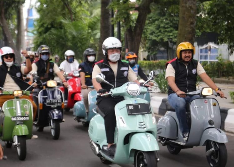 Gubernur Sumsel, Herman Deru bersama Komunitas Vespa Sumsel saat keliling sejumlah rute di Kota Palembang, Minggu (6/2/2022). (fornews.co/humas pemprov sumsel)