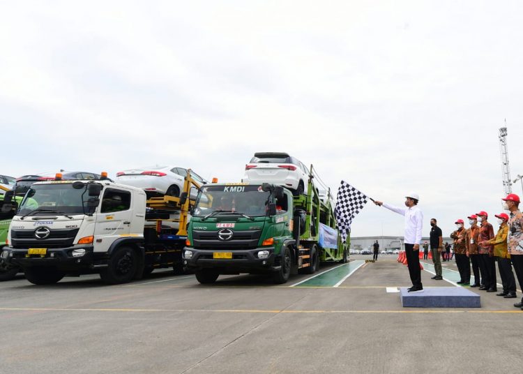 Presiden Jokowi pada pelepasan ekspor Fortuner perdana ke Australia, di Karawang, Jawa Barat, Selasa (15/02/2022). (fornews.co/Foto: Muchlis Jr)
