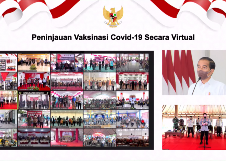 Presiden Jokowi melakukan peninjauan vaksinasi secara virtual, Jumat (18/02/2022). (fornews.co/Sumber: Tangkapan Layar)