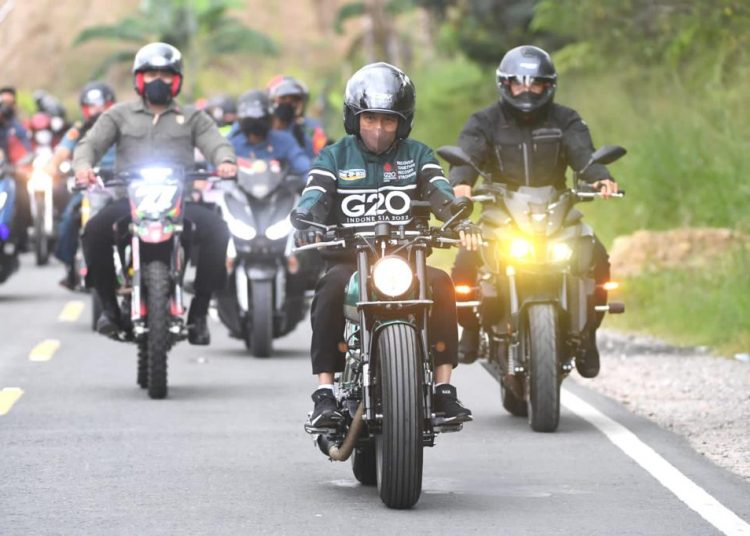Presiden Jokowi menunggangi Kawasaki W175 ubah suaian saat menjajal jalan Simpang Sibisa, Kabupaten Toba, hingga menuju Kawasan Pantai Bebas Parapat, Kabupaten Simalungun, Rabu (02/02/2022). (fornews.co/ist)