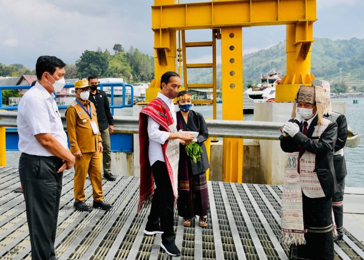 Presiden Jokowi disambut prosesi adat Batak dalam kunjungan kerja di Sumut, Rabu (02/02/2022). (fornews.co/Foto: BPMI Setpres/Laily Rachev)