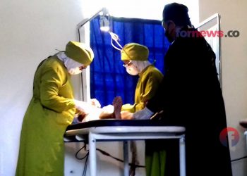 TIGA tenaga medis terlihat serius melakukan pengkhitanan terhadap peserta Khitanan Bersama di Bangsal Wanawara, Kadipaten Pura Pakualaman Yogyakarta, Ahad (6/2/2022). (foto fornews.co/adam)