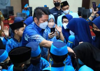 Gubernur Sumsel, Herman Deru saat melepas Khafilah Sumsel yang akan tampil di FASI XI Tingkat Nasional Tahun 2022 Sumsel, di Auditorium Bina Praja, Kamis (24/3/2022) pagi.(fornews.co/humas pemprov sumsel)