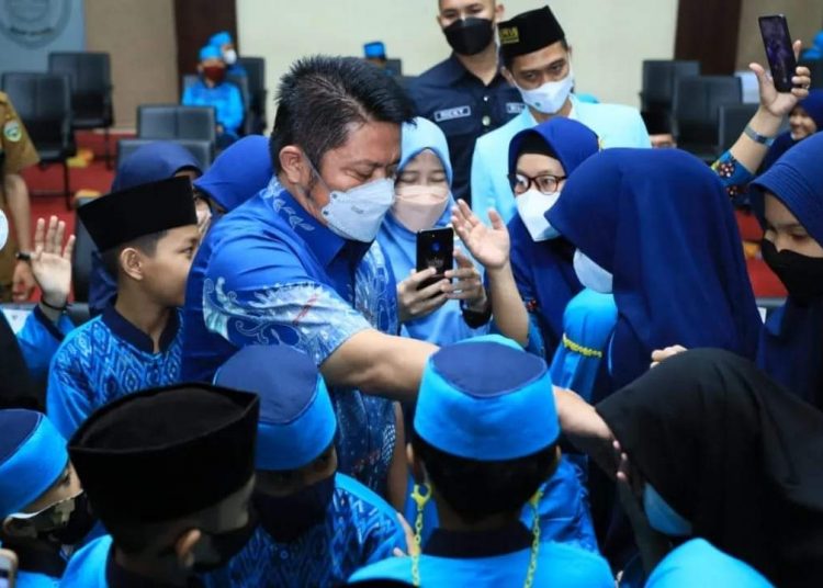 Gubernur Sumsel, Herman Deru saat melepas Khafilah Sumsel yang akan tampil di FASI XI Tingkat Nasional Tahun 2022 Sumsel, di Auditorium Bina Praja, Kamis (24/3/2022) pagi.(fornews.co/humas pemprov sumsel)