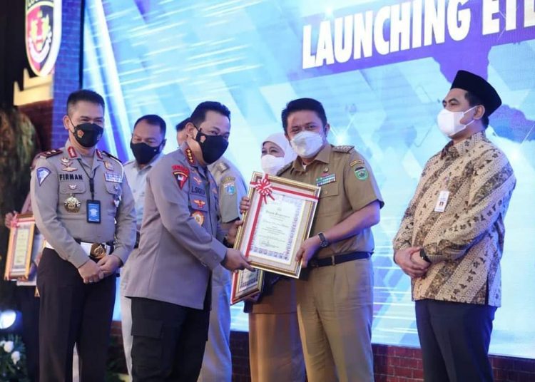Gubernur Sumsel, Herman Deru saat menerima penghargaan ETLE Nasional Presisi dari Kapolri Jendral Polisi Listyo Sigit Prabowo, di Hotel Wyndam Surabaya, Sabtu (25/3/2022). (fornews.co/humas pemprov sumsel)