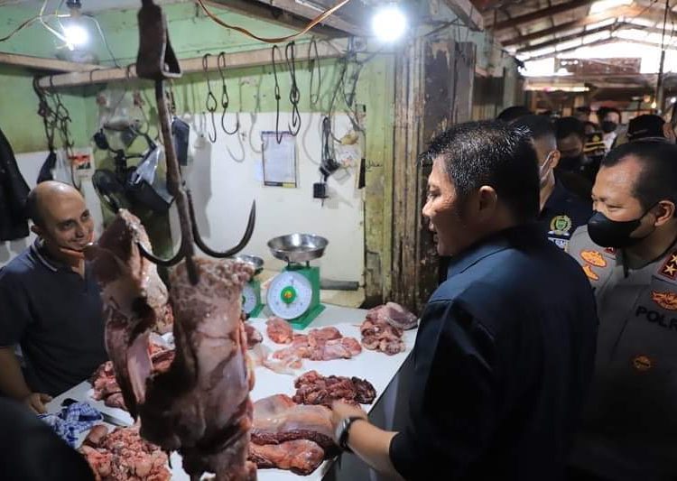 Gubernur Sumsel, Herman Deru bersama Kapolda Sumsel, Toni Hermanto, saat berdialog dengan penjual daging di Pasar Sekip, Selasa, (29/03/2022). (fornews.co/humas pemprov sumsel)