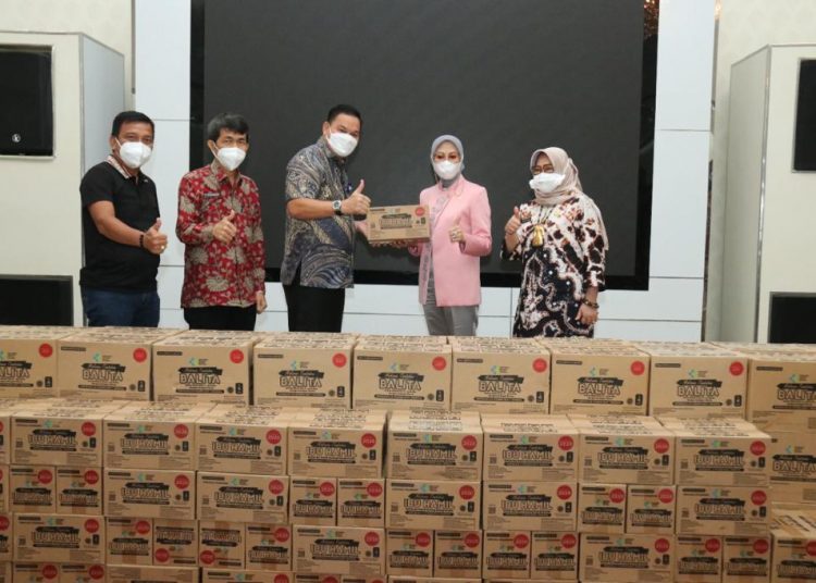 Anggota Komisi III DPR RI, Renny Astuti saat menyerahkan bantuan kepada Plt Asisten 1 Setda Palembang, Yanuarpan Yany, di Rumah Dinas Wali Kota Palembang, Jumat (4/3/2022). (fornews.co/ist)