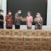 Anggota Komisi III DPR RI, Renny Astuti saat menyerahkan bantuan kepada Plt Asisten 1 Setda Palembang, Yanuarpan Yany, di Rumah Dinas Wali Kota Palembang, Jumat (4/3/2022). (fornews.co/ist)