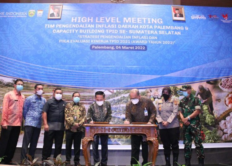 Sekda Palembang, Ratu Dewa dengan Direktur- Kepala Perwakilan BI Sumsel, Erwin Soeriadimadja, meneken MoU pada rapat High Level Meeting yang diikuti TPID se-Sumsel, di Novotel Palembang, Jumat (4/3/2022). (fornews.co/ist)